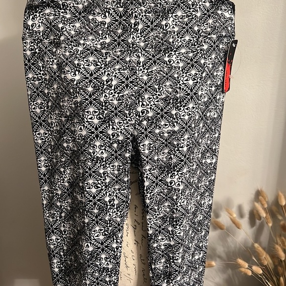 Beautiful black and white print yoga leggings SZ L  NWT - Picture 2 of 4